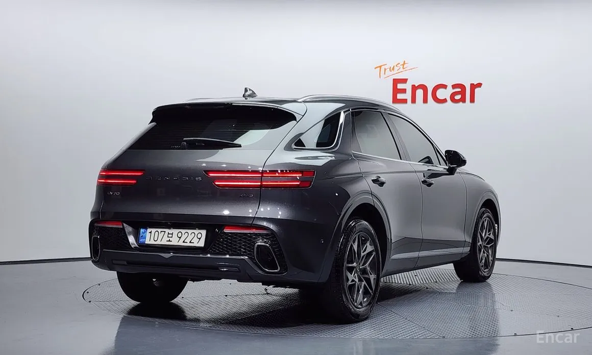 Photo 2 - Genesis GV70