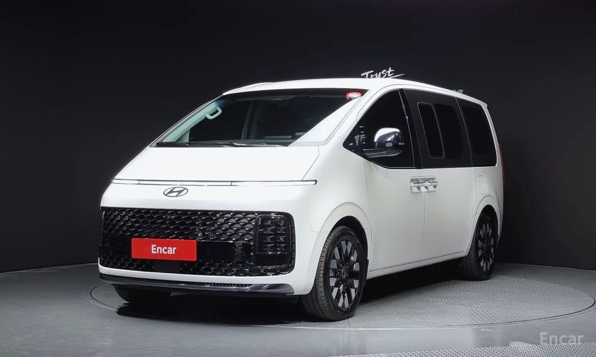 Фото 1 - Hyundai Staria