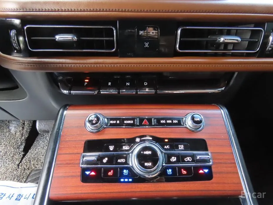 Фото 16 - Lincoln Aviator