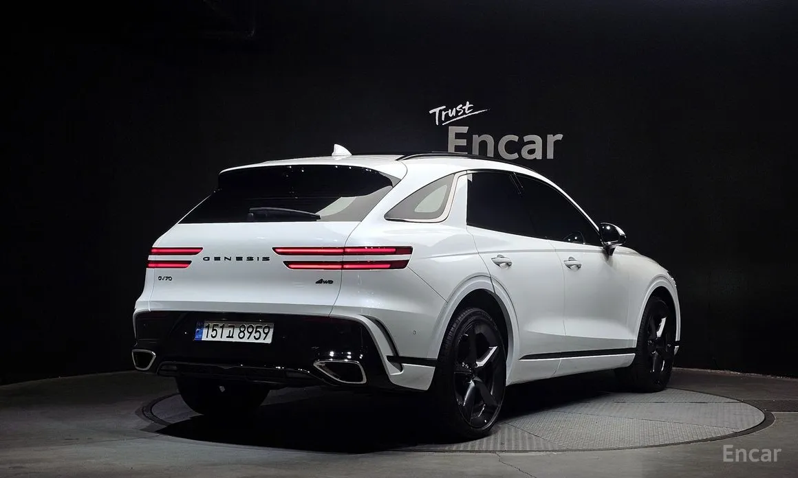 Фото 2 - Genesis GV70