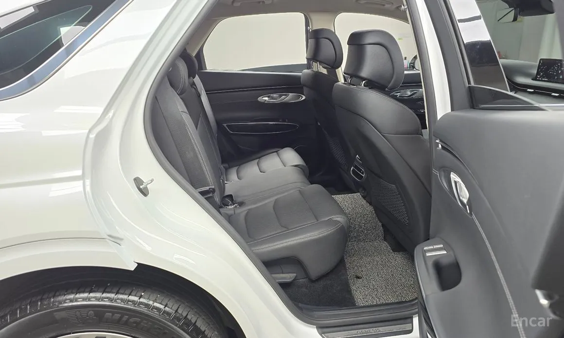 Photo 12 - Genesis GV70