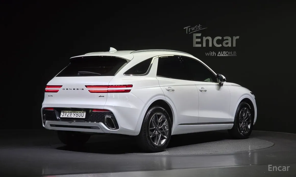 Photo 2 - Genesis GV70