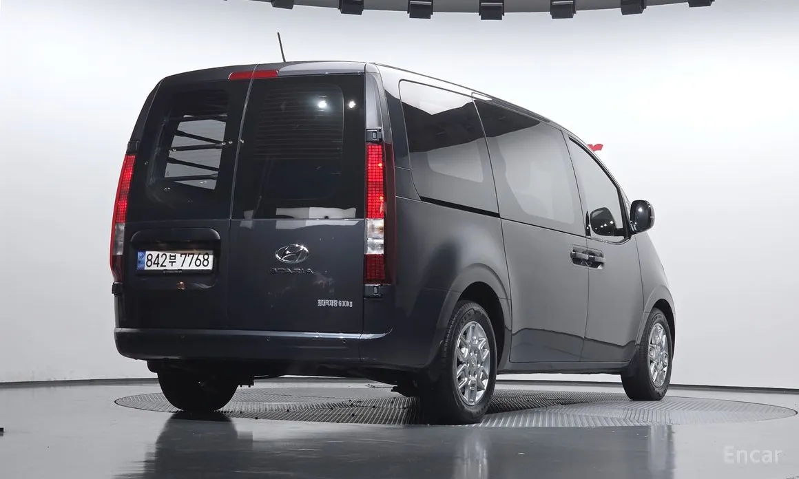 Фото 2 - Hyundai Staria