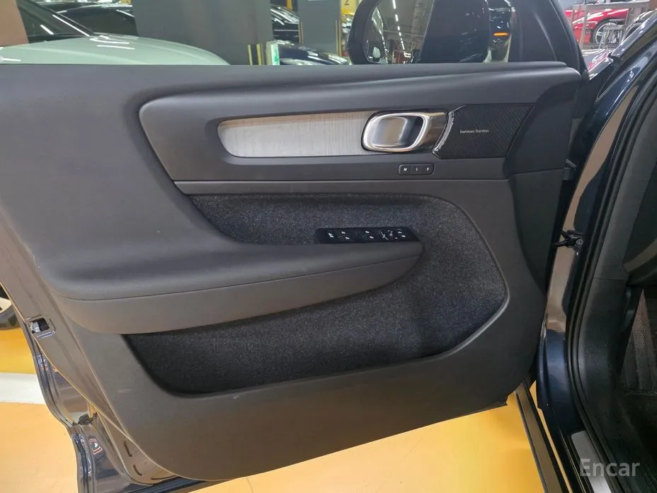 Фото 14 - Volvo XC40