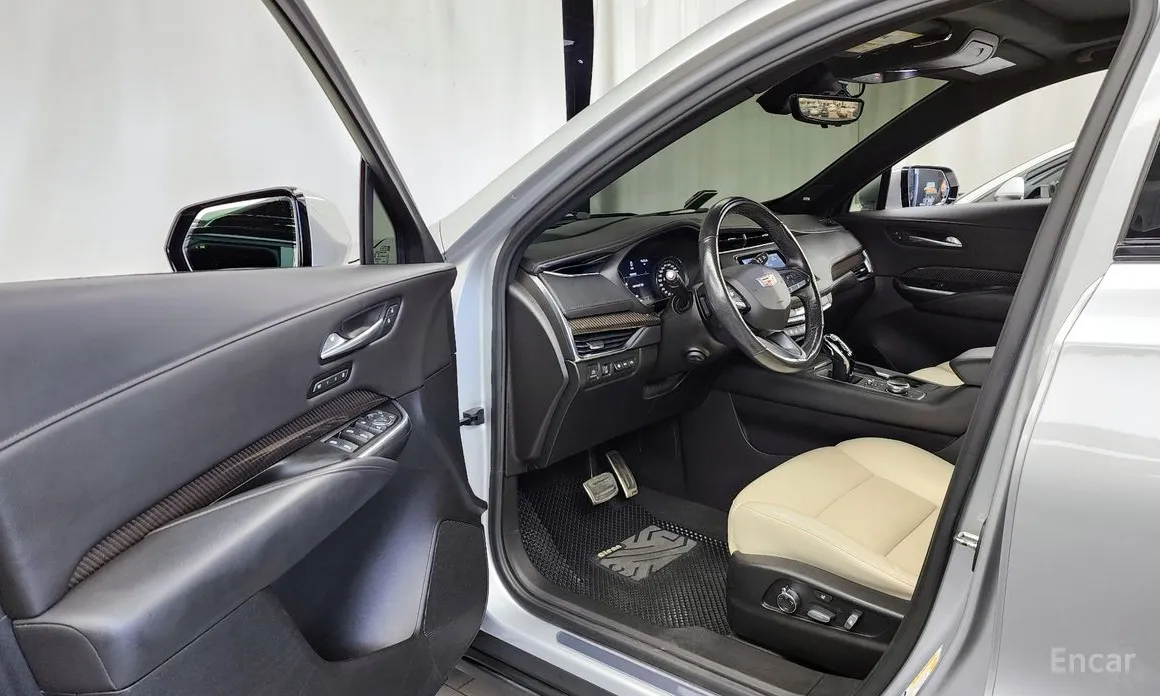 Фото 10 - Cadillac XT4