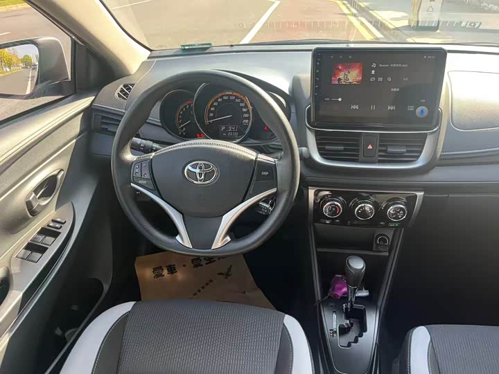 Фото 11 - Toyota Yaris L Hatchback