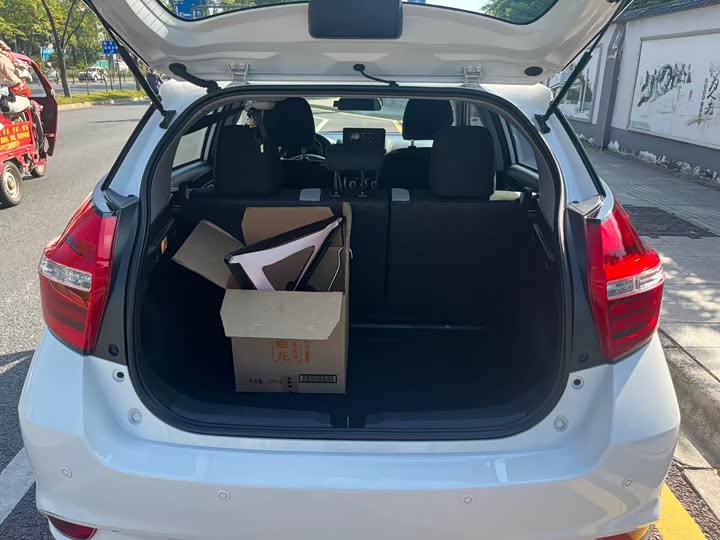 Фото 13 - Toyota Yaris L Hatchback