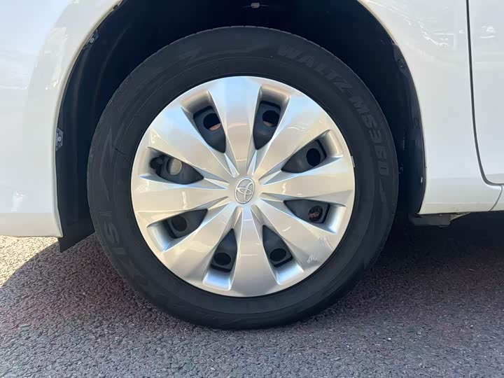 Фото 14 - Toyota Yaris L Hatchback