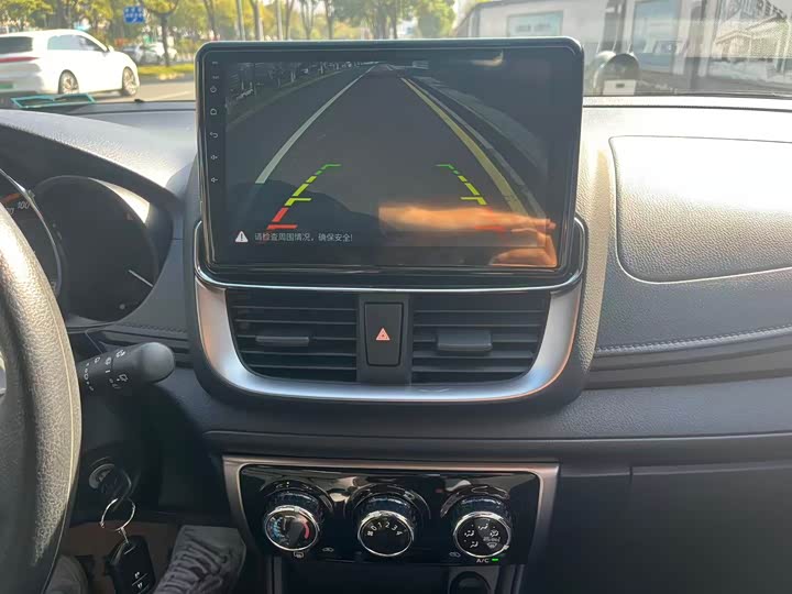 Фото 17 - Toyota Yaris L Hatchback