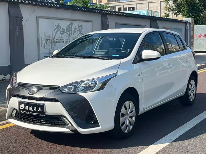 Фото 2 - Toyota Yaris L Hatchback