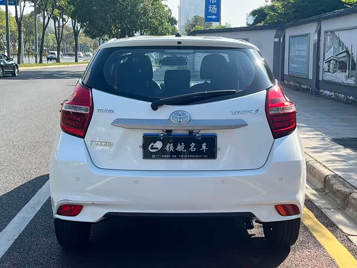 Фото 5 - Toyota Yaris L Hatchback