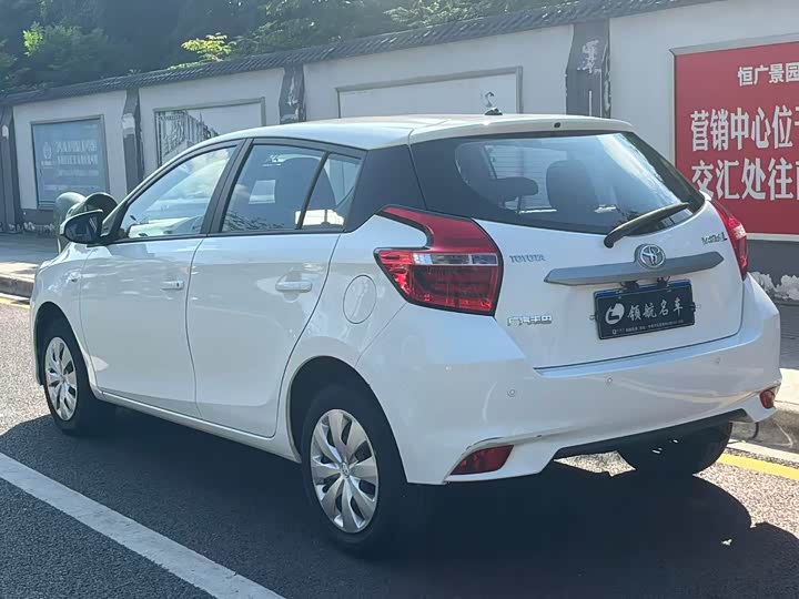Фото 6 - Toyota Yaris L Hatchback