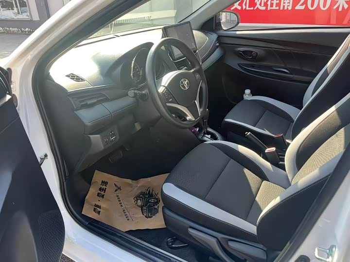 Фото 7 - Toyota Yaris L Hatchback