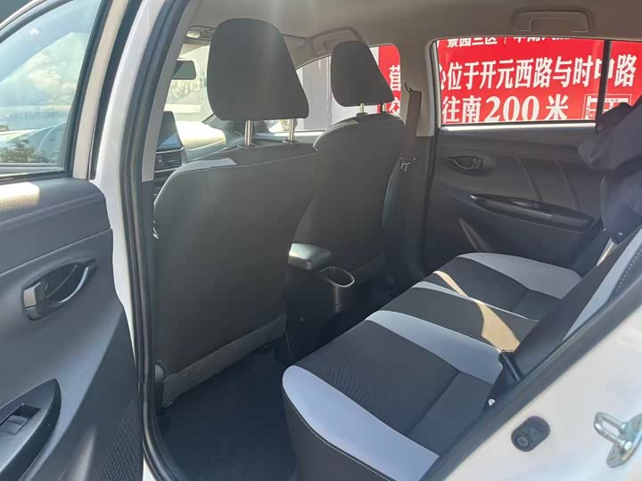 Фото 8 - Toyota Yaris L Hatchback