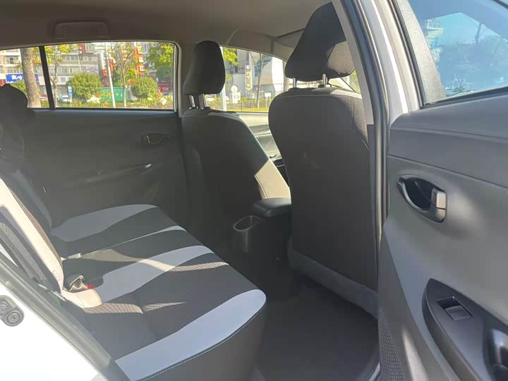 Фото 9 - Toyota Yaris L Hatchback