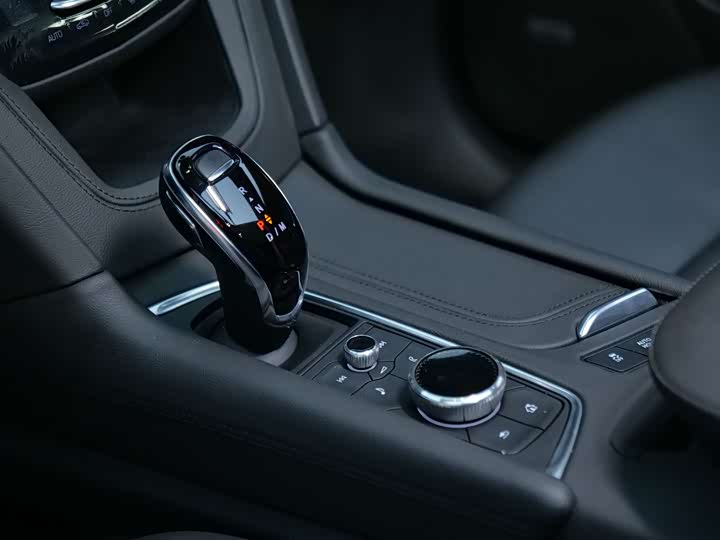 Фото 10 - Cadillac XT5