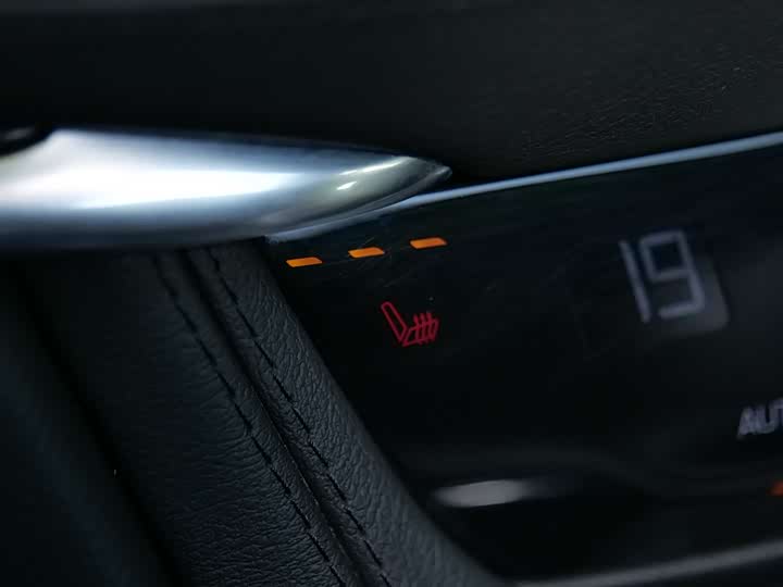 Фото 13 - Cadillac XT5