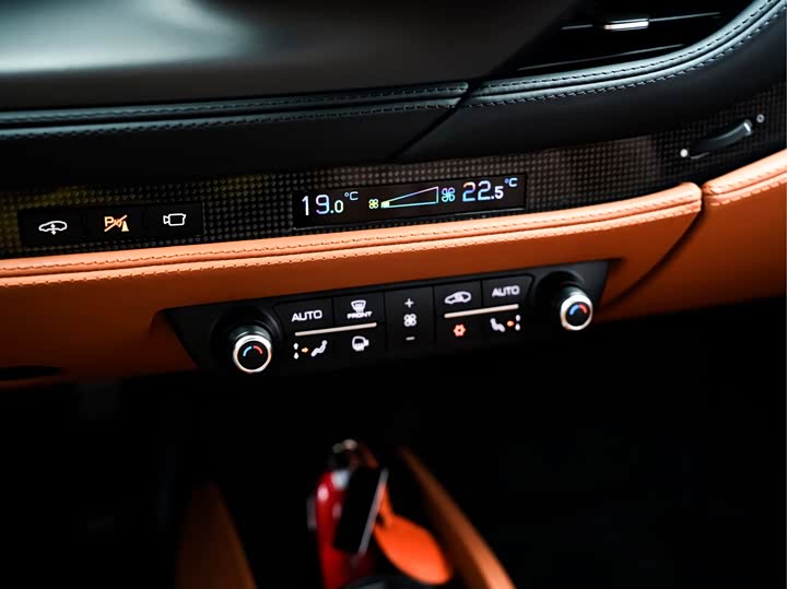 Фото 10 - Ferrari F8