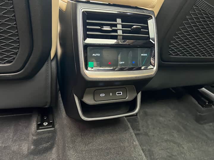 Фото 13 - Geely Monjaro