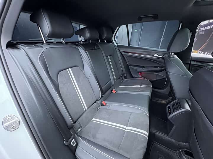 Фото 17 - Volkswagen Golf