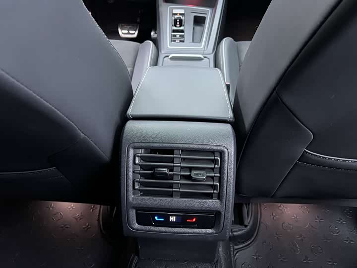 Фото 25 - Volkswagen Golf