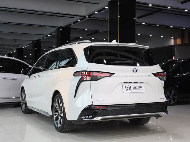 Фото 15 - Toyota Granvia