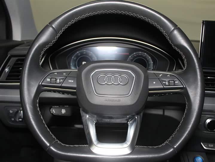 Фото 11 - Audi Q5L
