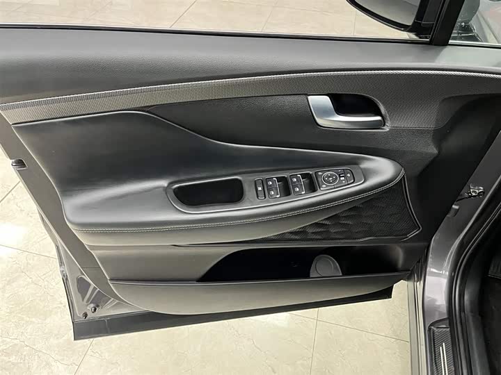 Фото 10 - Hyundai Santa Fe