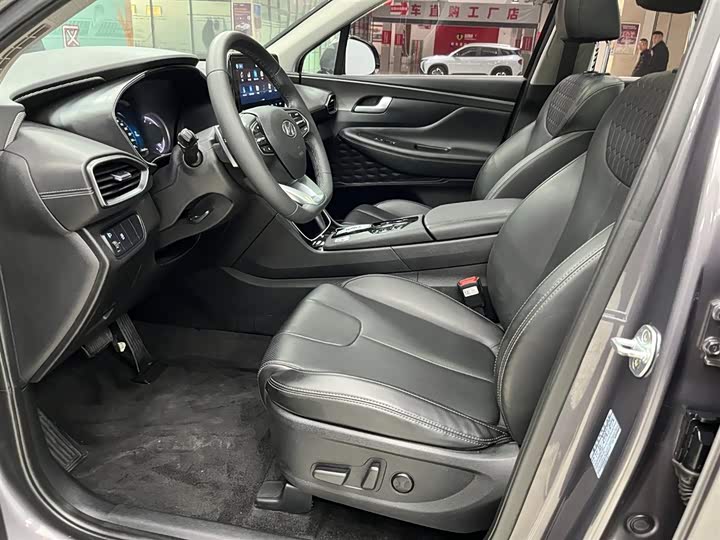 Фото 11 - Hyundai Santa Fe