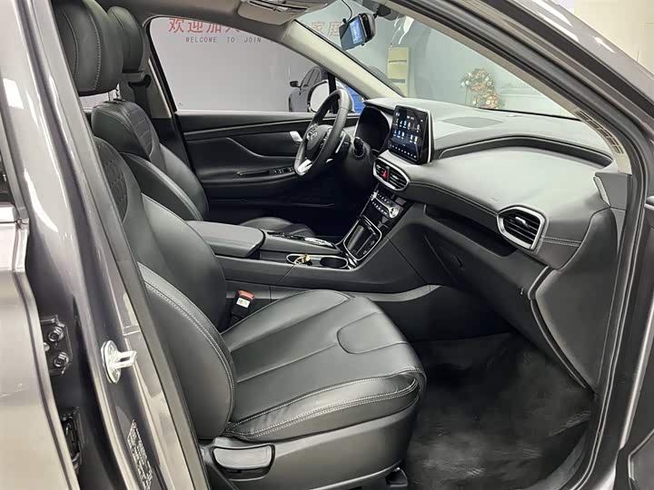 Фото 13 - Hyundai Santa Fe