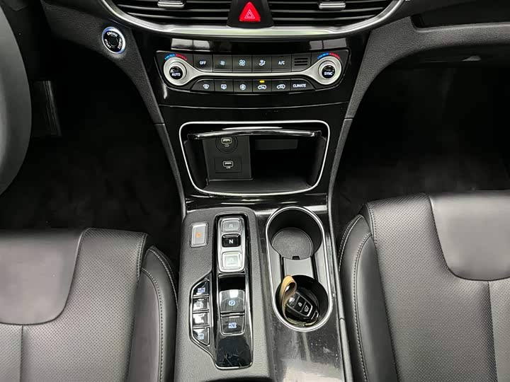 Фото 5 - Hyundai Santa Fe