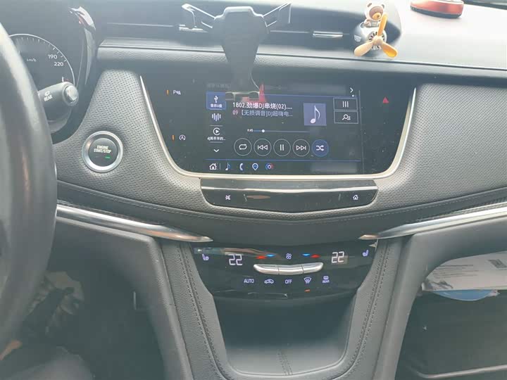 Фото 6 - Cadillac XT5