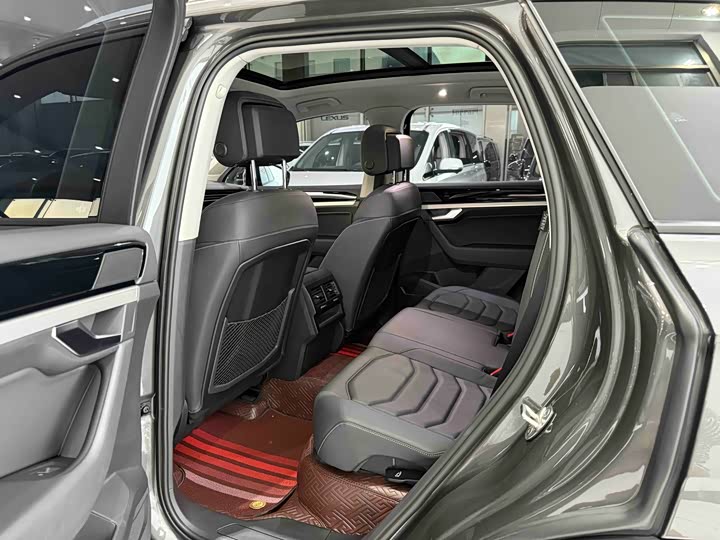 Фото 7 - Volkswagen Touareg