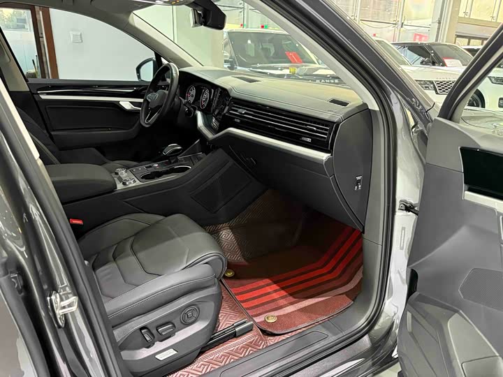 Фото 8 - Volkswagen Touareg