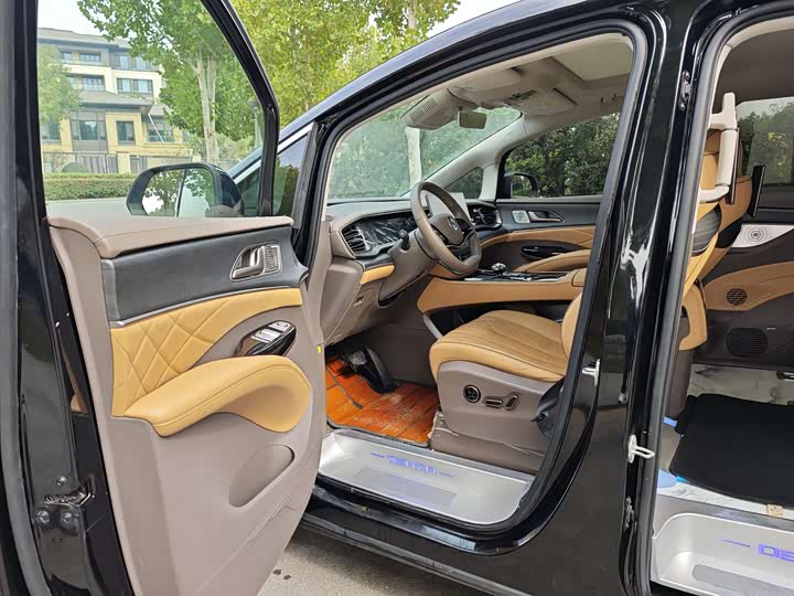 Фото 5 - Denza D9