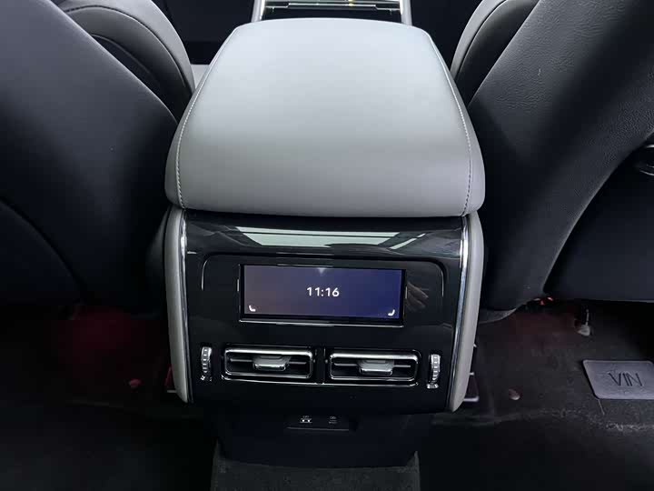 Фото 13 - Lincoln Aviator