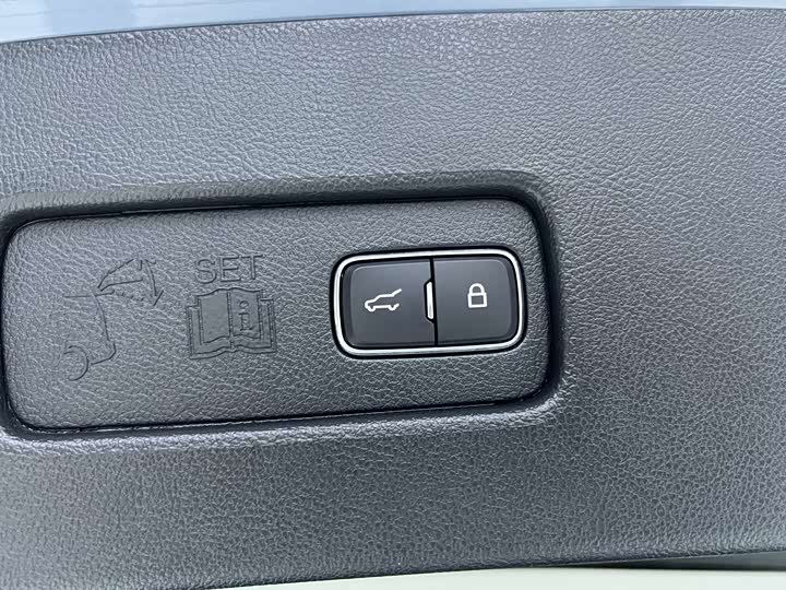 Фото 14 - Lincoln Aviator