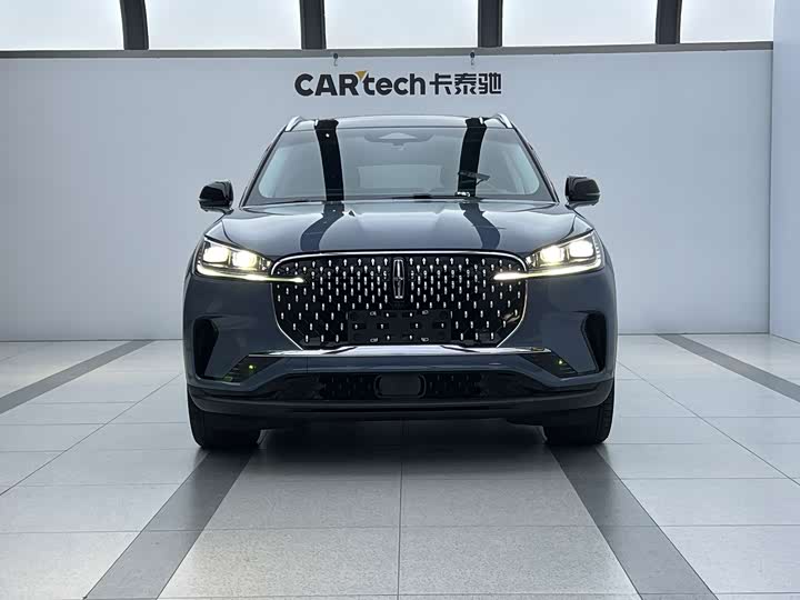 Фото 2 - Lincoln Aviator