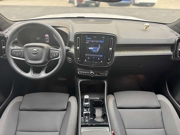 Фото 4 - Volvo XC40