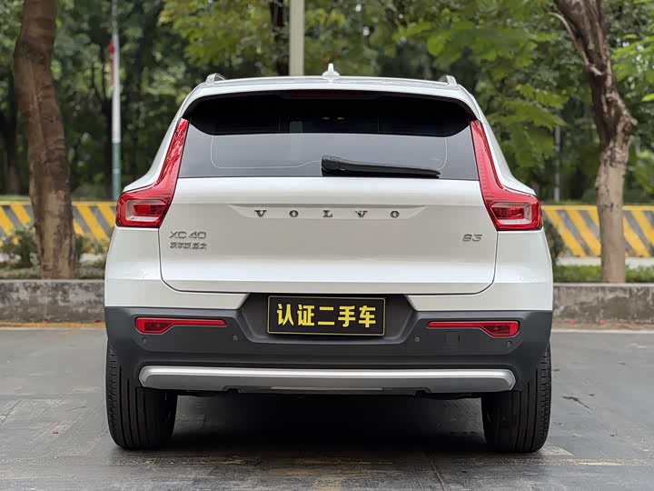 Фото 8 - Volvo XC40