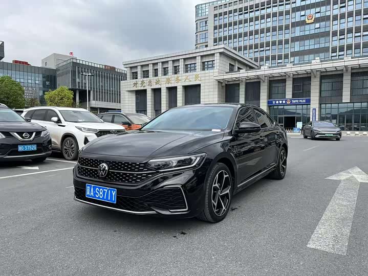 Фото 1 - Volkswagen Passat