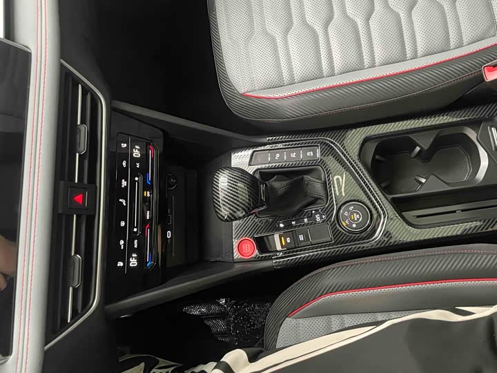 Фото 10 - Volkswagen Tiguan L Pro