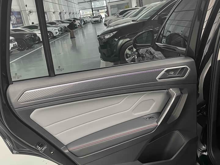 Фото 17 - Volkswagen Tiguan L Pro