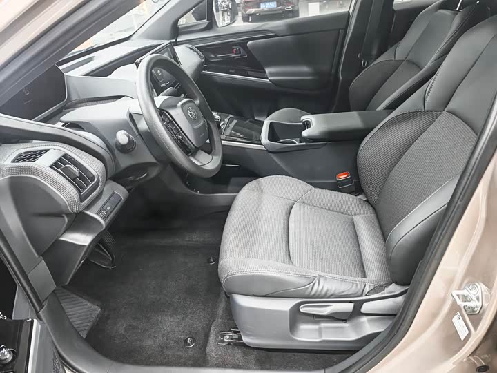 Фото 8 - Toyota bZ4X