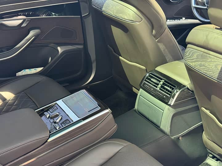 Фото 13 - Audi A8