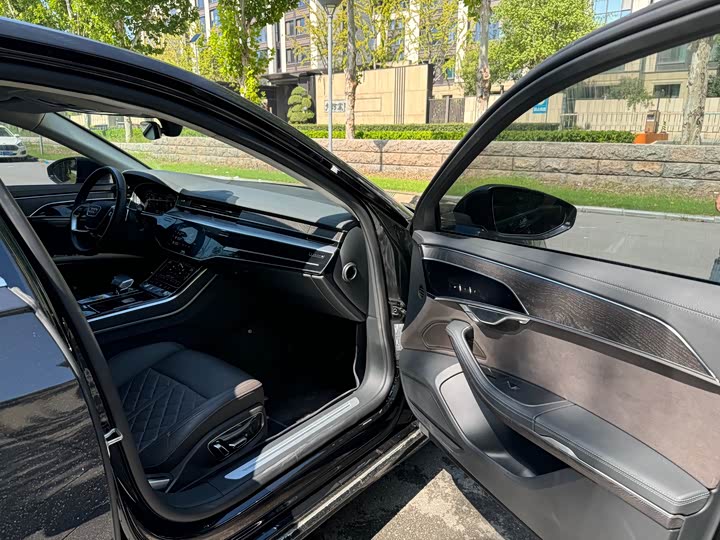 Фото 7 - Audi A8