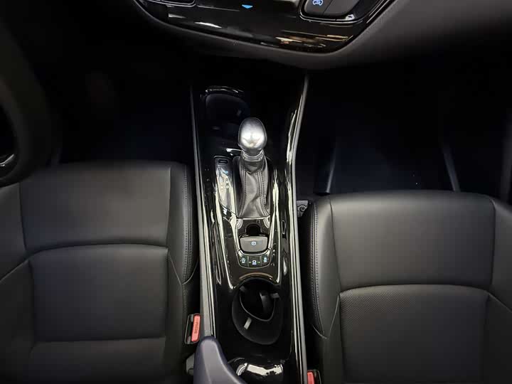 Фото 10 - Toyota C-HR