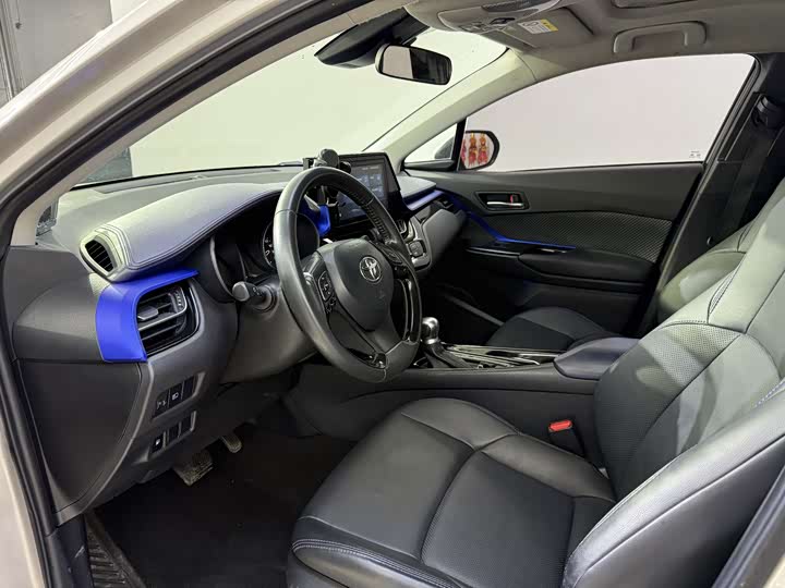 Фото 13 - Toyota C-HR