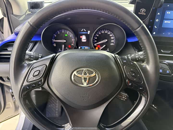 Фото 14 - Toyota C-HR