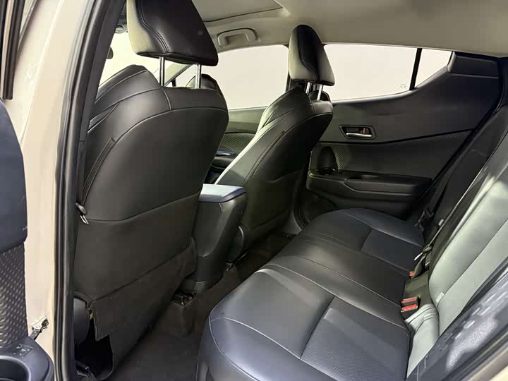 Фото 21 - Toyota C-HR